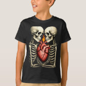 Gothic Skull Couple Flaming Heart Dark Romance Sty Tシャツ (正面)