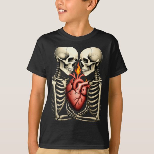 Gothic Skull Couple Flaming Heart Dark Romance Sty Tシャツ (正面)