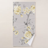 grの上に灰色のの模様葉があるかわいい黄色の花 バスタオル (バスタオル)