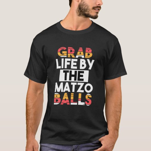 Grab Life By The Matzo Balls Funny Passover Jewish Tシャツ (正面)