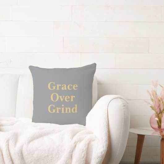 Grace Over Grind ミニマリスト 引用句 グレー クッション (ソファ)