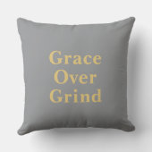 Grace Over Grind ミニマリスト 引用句 グレー クッション (裏面)