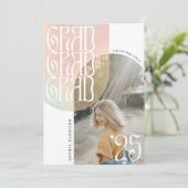 Grad '25 Photo Arch Wavyタイポグラフィ卒業 招待状 (スタンド正面)