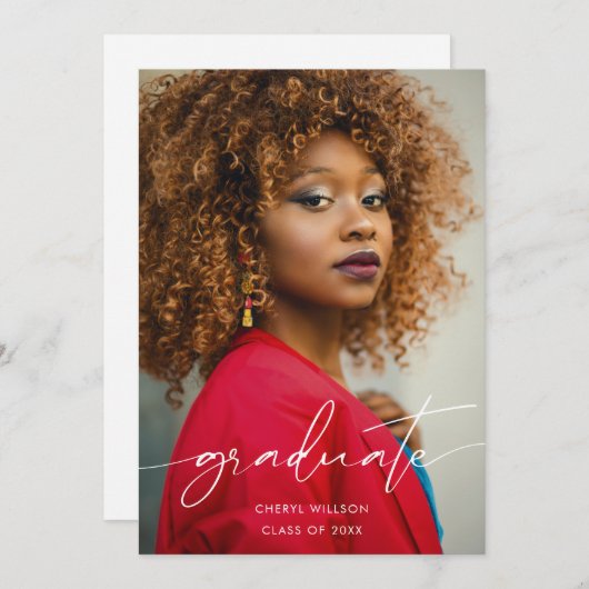 Grad Blackモダン Scriptフォトオーバーレイ卒業 招待状 (正面/裏面)