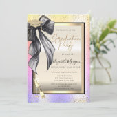Grad Cap,Black Bow Wine Glass,Confetti Ombre 招待状 (スタンド正面)