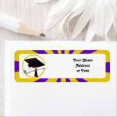 Grad Cap & Diploma – 紫と金ゴールドの学校の色 ラベル (インサイチュ)