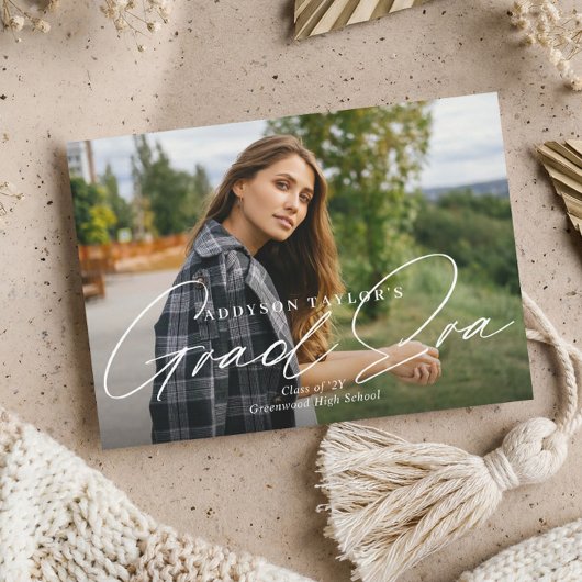 Grad Era Script Minimal Elegant Graduation Photo 案内状