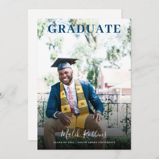 Grad In CapおよびGown写真の卒業発表 招待状 (正面/裏面)