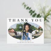 Graduate Modern Oval Photo Graduation サンキューカード (スタンド正面)