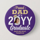 Graduate Photo Proud Dad Modern Purple and Gold 缶バッジ (正面)