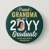 Graduate Photo Proud Grandma Modern Green and Gold 缶バッジ (正面)