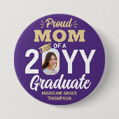 Graduate Photo Proud Mom Modern Purple and Gold 缶バッジ (正面)