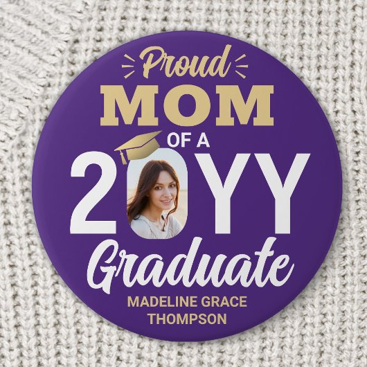 Graduate Photo Proud Mom Modern Purple and Gold 缶バッジ