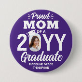 Graduate Photo Proud Mom Modern Purple and White 缶バッジ (正面)