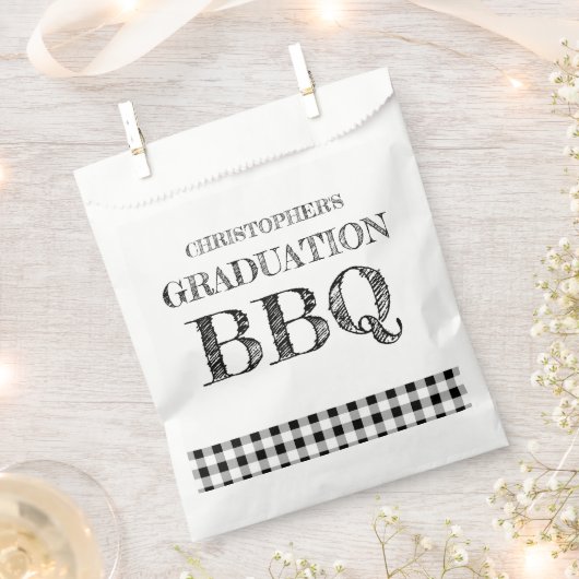 Graduation BBQ Gingham フェイバーバッグ (クリップ留めされた状態)