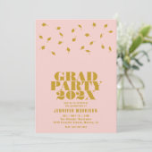 Graduation Cap Toss Blush & Gold Grad Party 招待状 (スタンド正面)