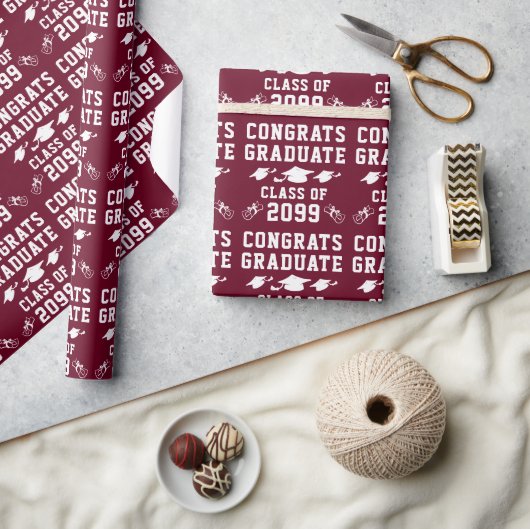 Graduation Congrats Class Year Burgundy Maroon ラッピングペーパー (クラフト)