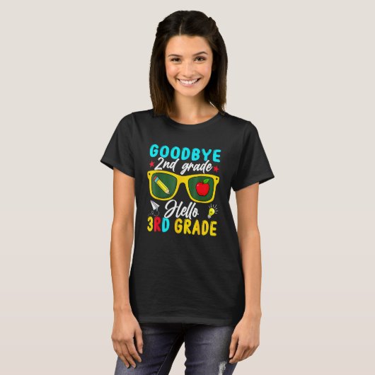 Graduation Goodbye 2nd Grade Hello 3rd Grade Back  Tシャツ (正面フル)