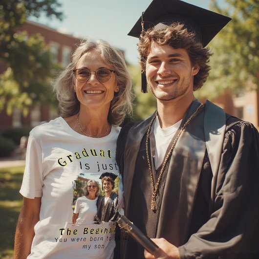 Graduation Is Just the Beginning | Proud Mom Quote Tシャツ