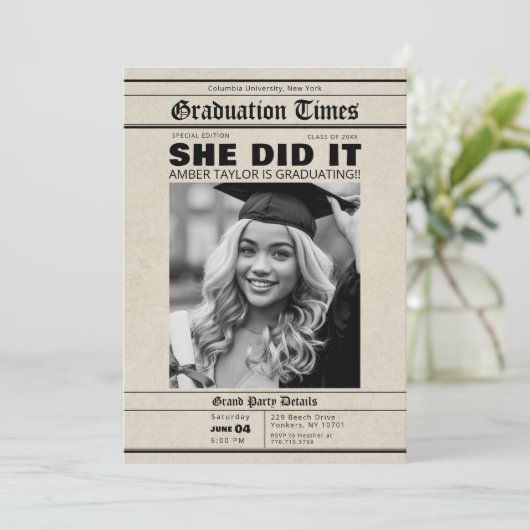 Graduation Newspaper She Did It B&W Photo 招待状 (スタンド正面)