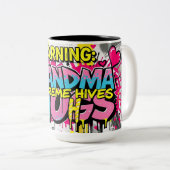 Graffiti Hugs from Grandma ツートーンマグカップ (正面右)