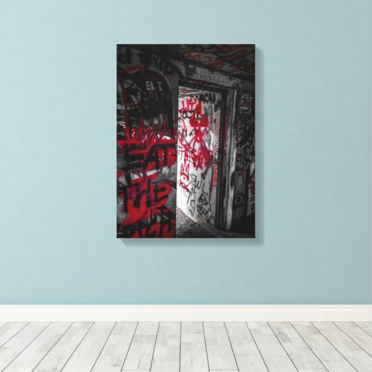 Graffitied Bunker キャンバスプリント (インサイチュ (ウッドフロア))