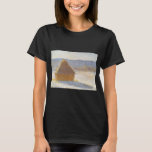 Grainstack in Morning, Snow Effect by Claude Monet Tシャツ<br><div class="desc">Grainstack in the Morning,  Snow Effect (1891) by Claude Monetはヴィンテージ印象派のアートで素晴らしあ絵画る。農園の小麦畑に干し草が積もった冬の景色が雪に影を落とす。アーティストについて：クロード・モネ(1840-1926)は印象派の運動の創始者であフランスのり絵画、その絵画の大部分は「空中に浮かぶ」（野外に浮かぶ）スタイル印象派の風景である。</div>
