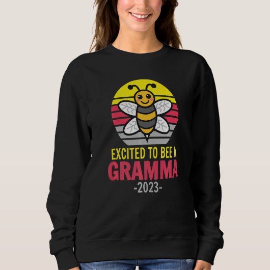 Gramma 2023 Bee Grandma Excited To Be A Gramma スウェットシャツ (正面)