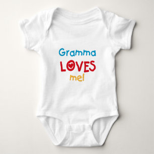 Gramma Loves Me Tシャツとギフト ベビーボディスーツ