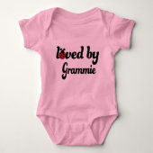 Grammieのギフトによって愛される ベビーボディスーツ (正面)