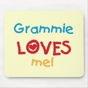 Grammieは私をTシャツおよびギフト愛します マウスパッド