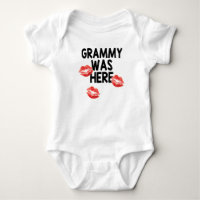 Grammyはここに接吻しますベビーのボディスーツにありました