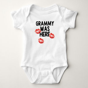 Grammyはここに接吻しますベビーのボディスーツにありました ベビーボディスーツ