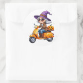 Grand-mère Sorcière Stylée en Chibi sur Scooter Ci ラウンドシール (バッグ)