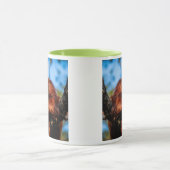 Grand singe roux perché dans un arbre tropical . マグカップ (中央)