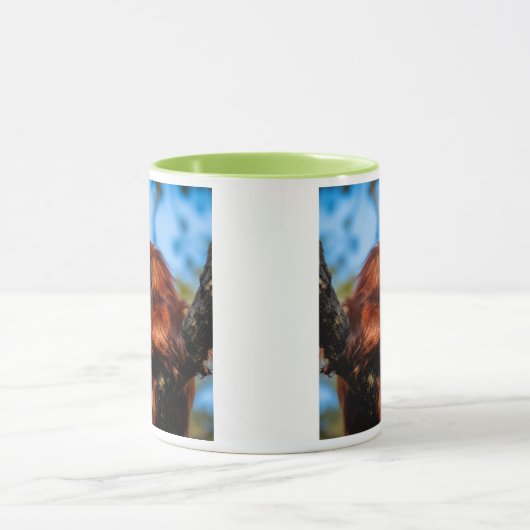 Grand singe roux perché dans un arbre tropical . マグカップ (中央)