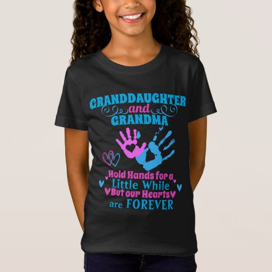 Granddaughter and  Grandma Hold Hands and Hearts   Tシャツ (正面)