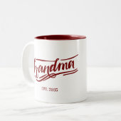 Grandma Est. Calligraphy Script Soon-To-Be Grandma ツートーンマグカップ (正面左)