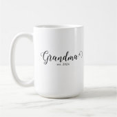Grandma Est Modern Black Script Custom Date コーヒーマグカップ (左)