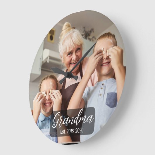 Grandma Est. White script photo ラージ壁時計 (傾斜)