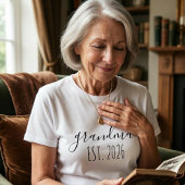 Grandma Est Year Minimalist Elegant Script Design Tシャツ
