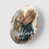 Grandma Established Minimalist White Script Text ラウンド壁時計 (傾斜)