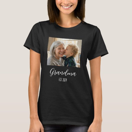 Grandma Established Minimalist White Script Text Tシャツ (正面)