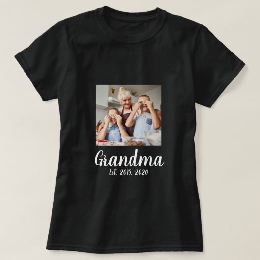 Grandma Established White Script Photo Tシャツ (デザイン正面)