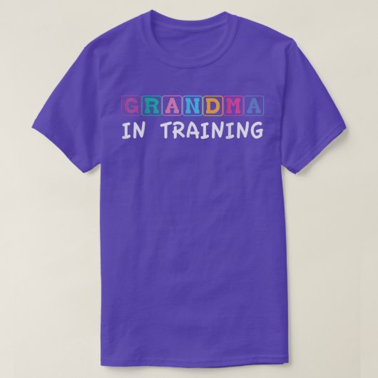 Grandma in training Funny Tee Tシャツ (デザイン正面)