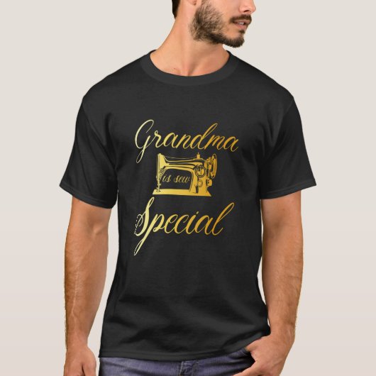 Grandma Is Sew Special Cute Grandma Sewing Machine Tシャツ (正面)