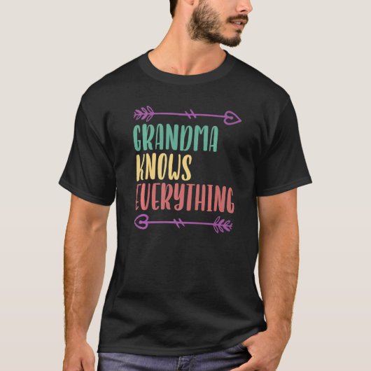 Grandma Knows Everything Grandmother Grandmom Gran Tシャツ (正面)