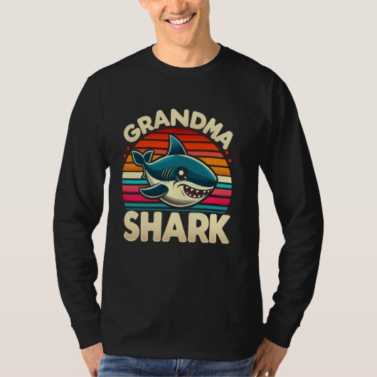Grandma Shark Funny Shark Matching Family for Wome Tシャツ (正面)