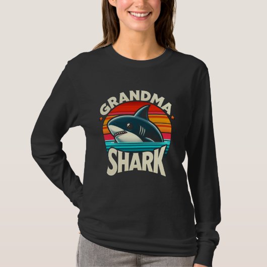 Grandma Shark Funny Shark Matching Family for Wome Tシャツ (正面)