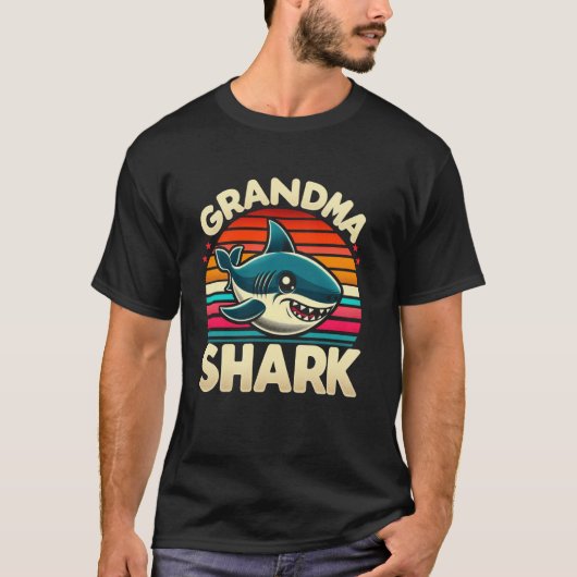 Grandma Shark Funny Shark Matching Family for Wome Tシャツ (正面)